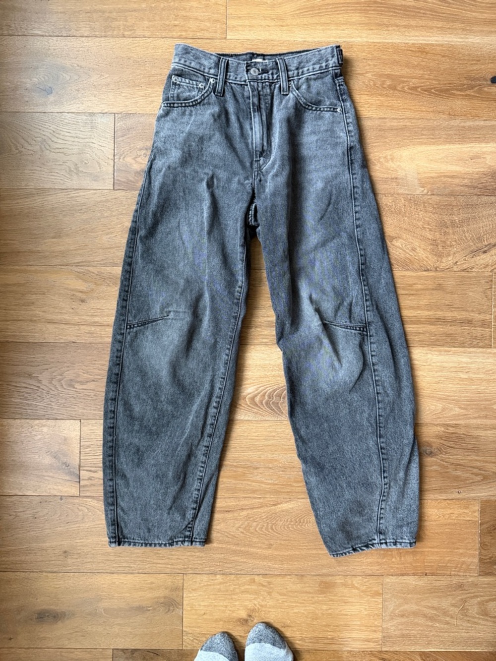 Levi’s cinched waist barrel jeans - size 26